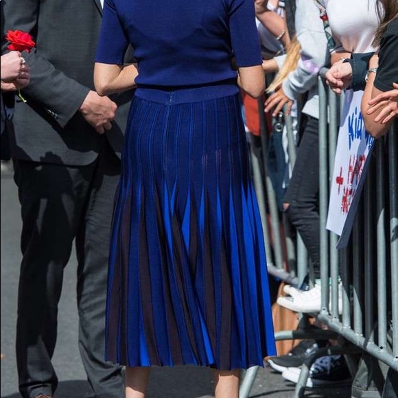 Blue pleated midi skirt Meghan Markle style - Picture 5 of 5